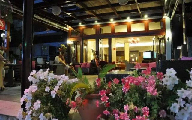 Okeania Seafront Rooms in Kamena Vourla