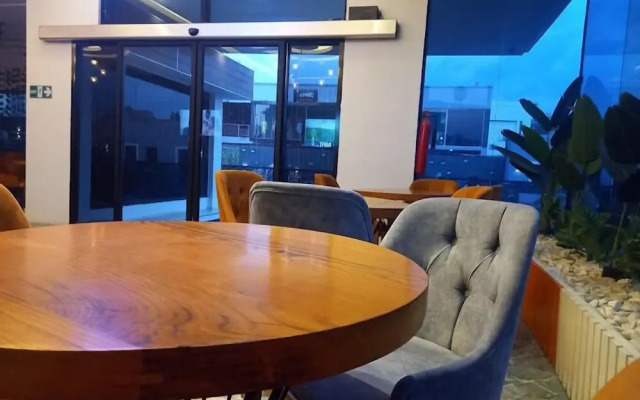 GlassTop Lounge