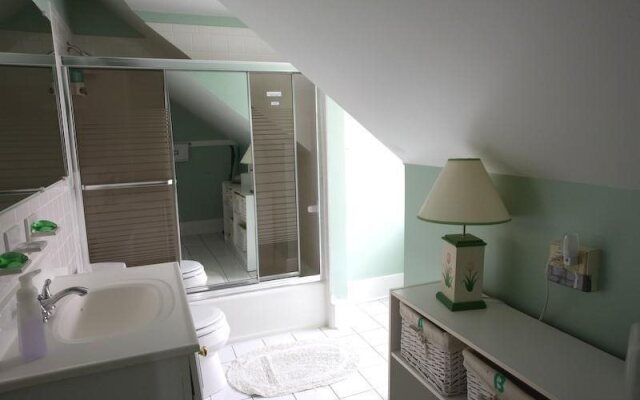 Farnam Guest House