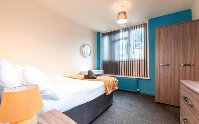 6 bed Residential home with Parking