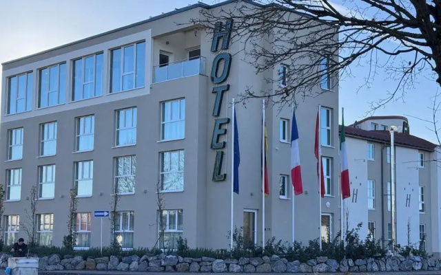 Highway Hotel