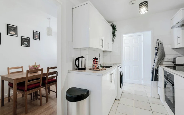 Beautiful 4-bed House With Garden in London