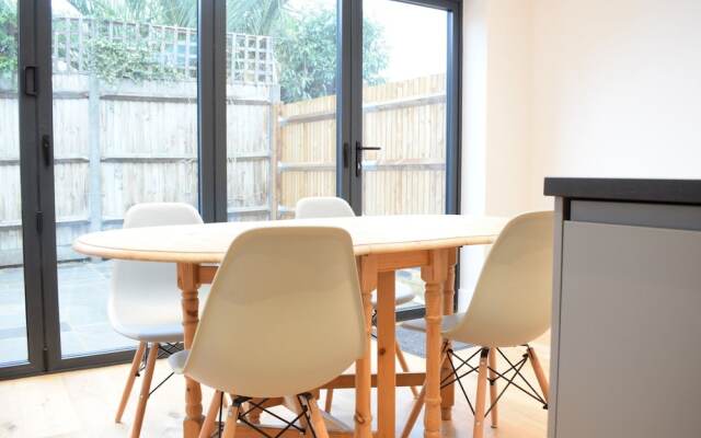 3 Bedroom Garden House in Earlsfield