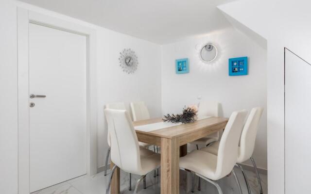 House Bajota with terrace and sea view