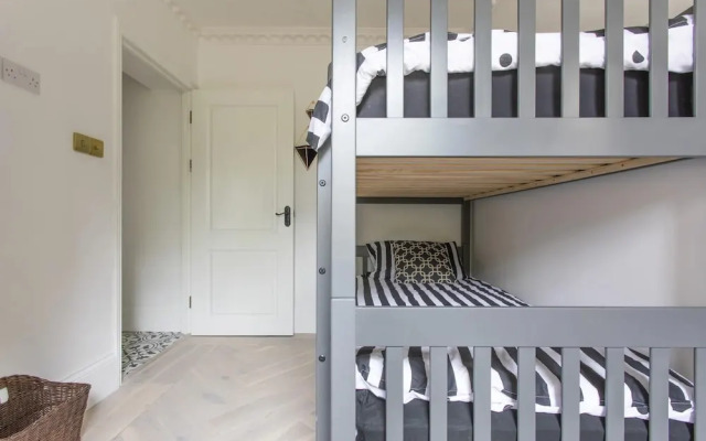 Stunning 4-bed Property in London-parking & Garden