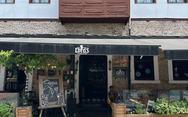 Lords Hostel & Pub