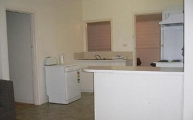 The Ledge Holiday House – Kitchen – Halls Gap