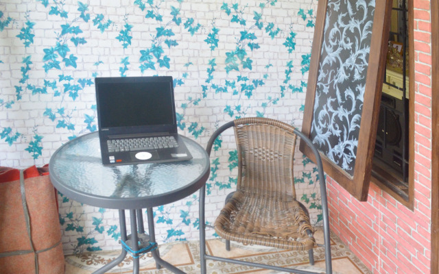 SPOT ON 91616 Kharisma Guest House