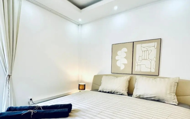 Spacious 7BR Apartment Prime Location