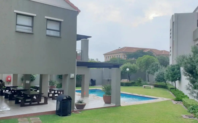 Secure, Self-catering Studio in Sunninghill, Sandton