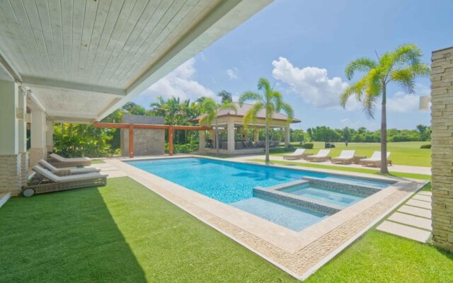 Modern Villa With Ocean View and Service Staff