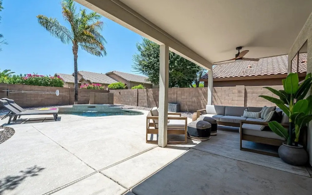 Dos Palmas - Gilbert Poolside Retreat