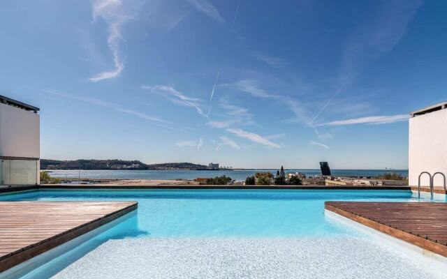 Gorgeous Apartment In Alges With Stunning Rooftop Pool