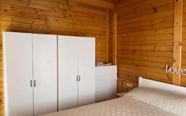 Agradable Mini Casa de madera con jardín amplio