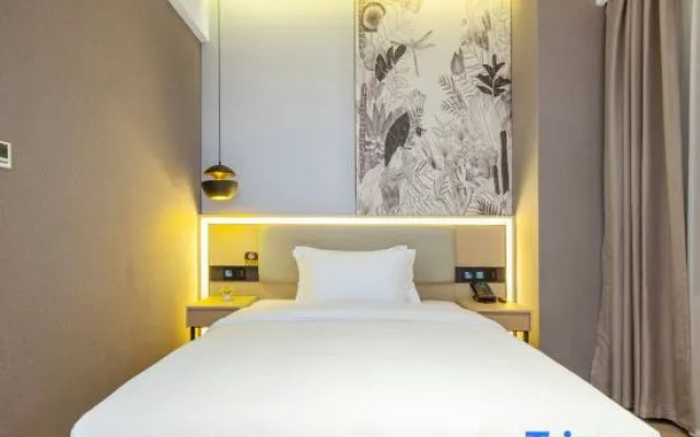 Wanhe Zhizhen Hotel (Shanghai Sun Moonlight Dapuqiao Subway Station)