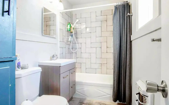 2BR Cozy House Near Plaza District