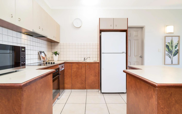 Huge CBD Top Floor Apartment with Breath Taking Views!