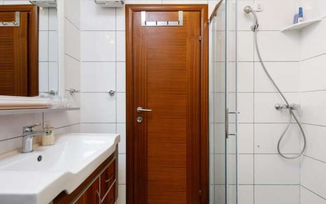 Beautiful Apartment for 3 Adults Next to the Beach
