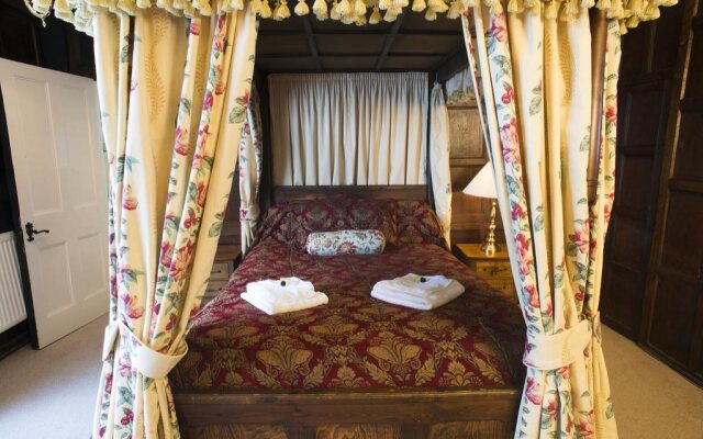 The New Inn by Roomsbooked