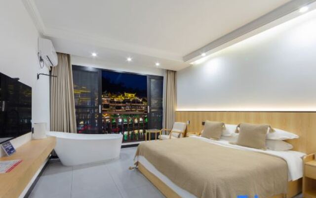 Zhumeng Yingyue River View Homestay