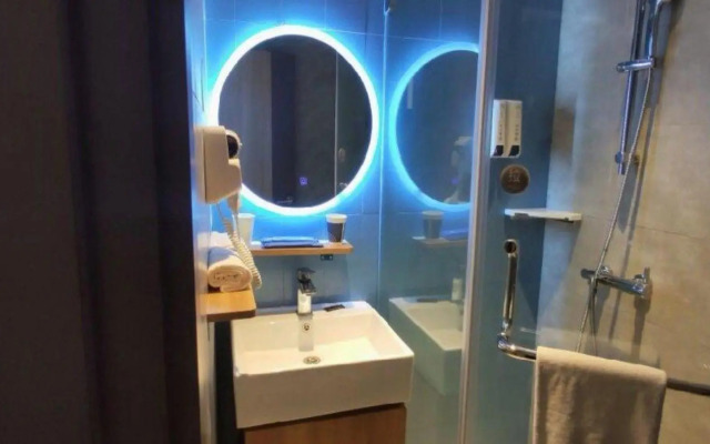 Yijia Hotel (Xinyi Railway Station Nanjing Road)