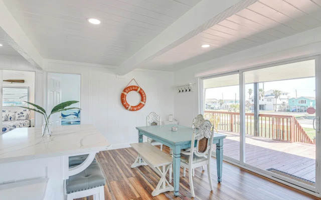 Pet-friendly Galveston Home: Walk to Beaches!