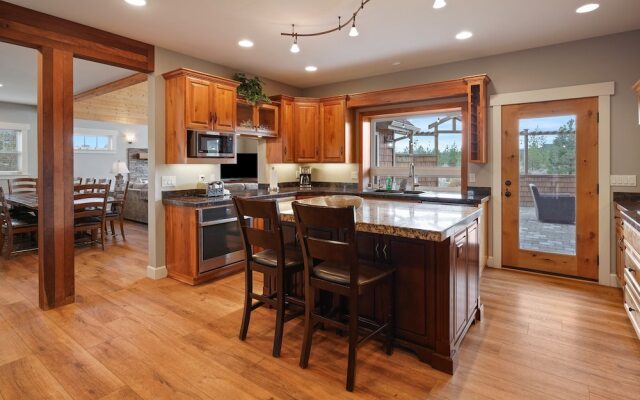 Spacious Five Peaks Home with Soaking Tub and BBQ by RedAwning