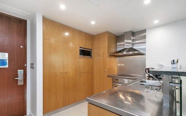 QV Deluxe Waterside Apartment - 851