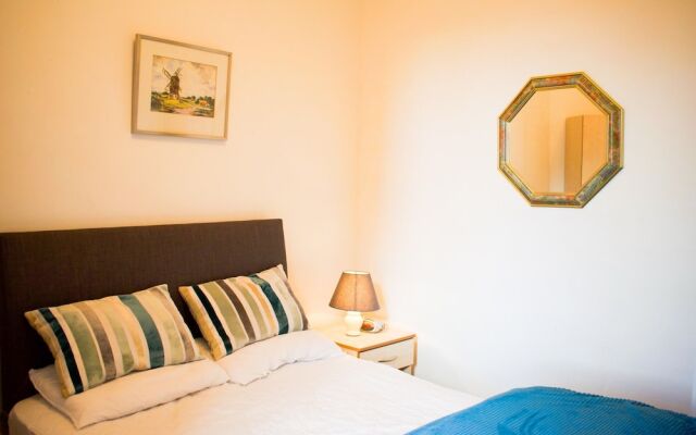 Bright 2 Bedroom Home in Edinburgh
