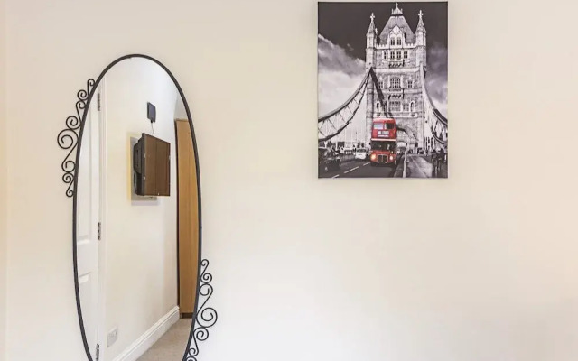 Greyhound Road Rooms