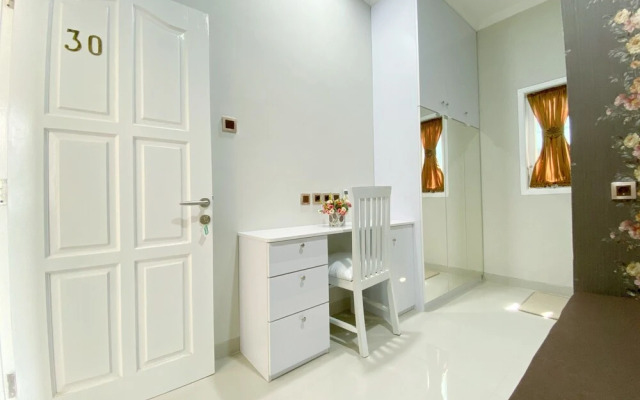 Guesthouse Putri Griya Fikarda by ZUZU