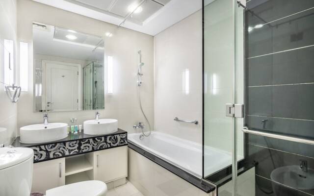 Amazing 1 BR Apartment Damac Mall Street