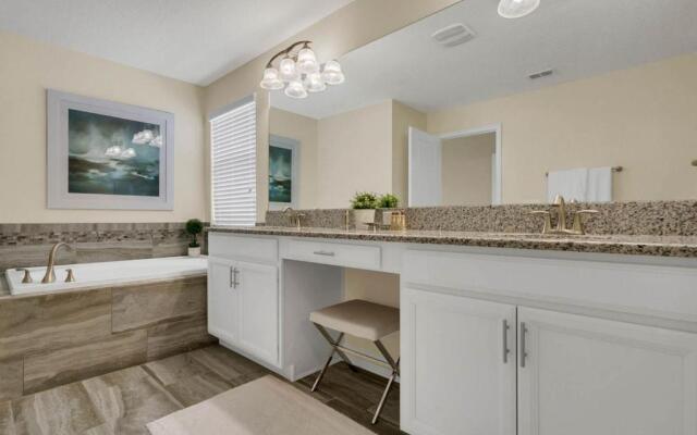 Five Bedrooms Single Family 4759