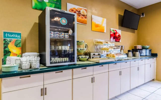 Quality Inn & Suites Manhattan