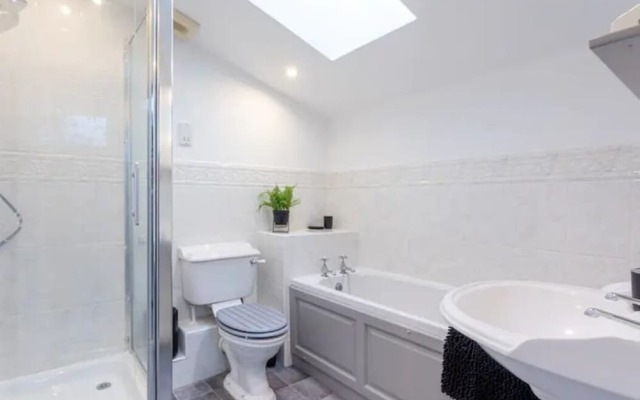 Spacious 3 Bedroom Apt With Parking