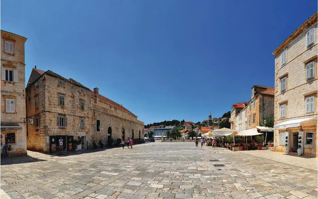 Three-Bedroom Apartment with a Fireplace in Stari Grad