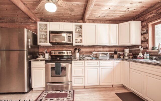 Whispering Winds Apartment 3 NW Comfy Cabins