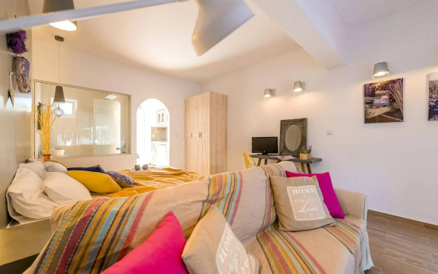 Kouros Home Hotel