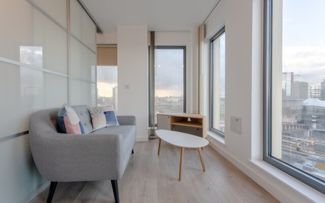 Modern 1 Bedroom Apartment With Views in Stratford