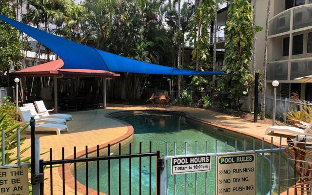 Cairns Reef Apartments & Motel