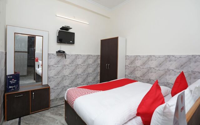 OYO 11762 Trimurti Guest House