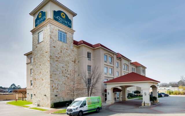 La Quinta Inn & Suites by Wyndham DFW Airport West - Euless