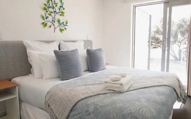 2 Bedroom Beach Frontage Apartment – Guest Rooms – Paihia