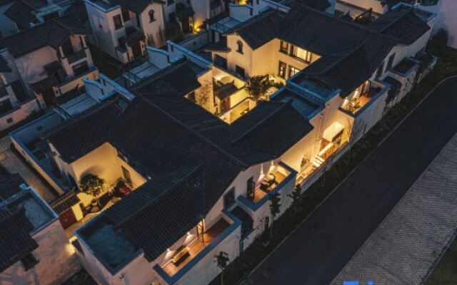 Yansheng Jingyue Designer Hot Spring B & B