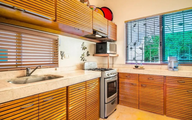 Charming 1 BR Between 5th Avenue and the Beach