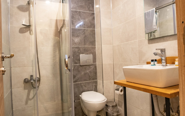 La Pazza Suites Hotel