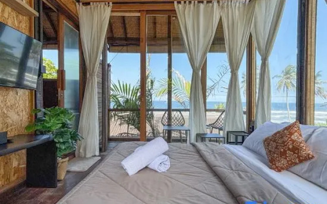 Salty Cabin Sunset Views Yeh Leh Beach — 2-star hotel in Lalanglinggah
