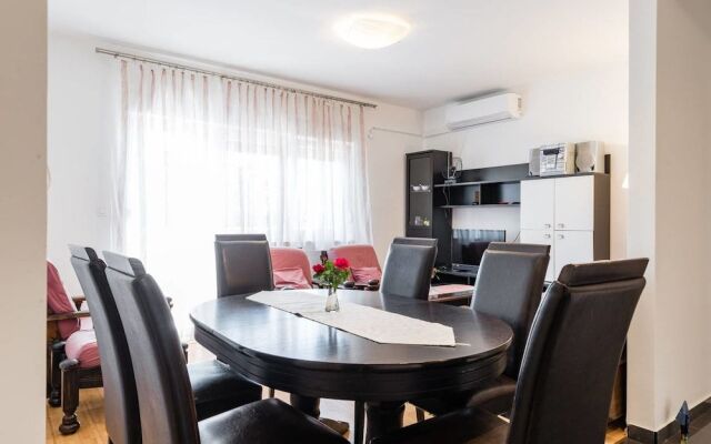 Three-Bedroom Apartment in Kastel Gomilica