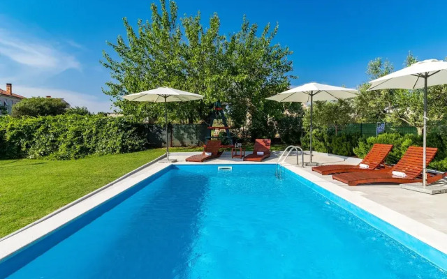 Apartment With Private Pool in Pula