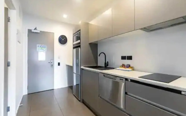 2 BR APT w/ Private Balcony + Netflix near Spark!